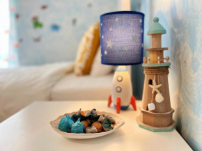 Cozy fairytal garden apartment, Family Friendly, Free parking, 15 Min to Airport
